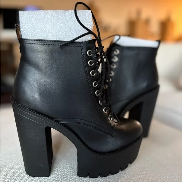 Elegant Black Lace-Up Platform Boots - Picture 5 of 6